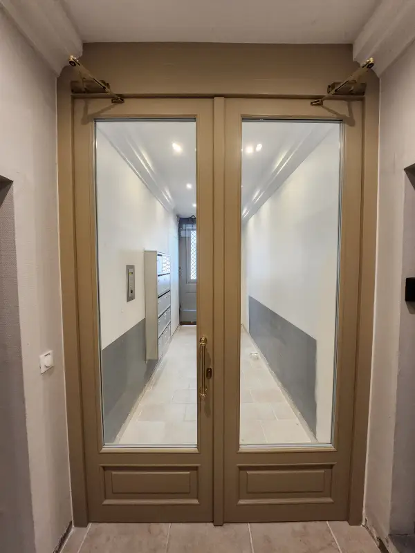 porte entree hall immeuble suisse