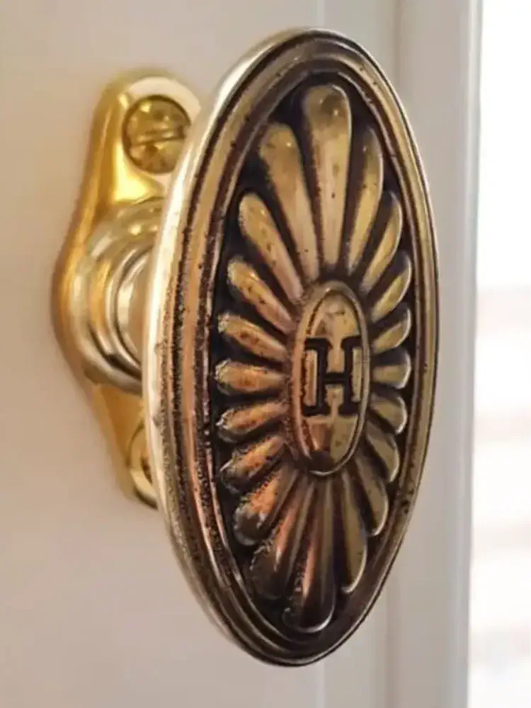 cremone fenetre traditionnelle suisse